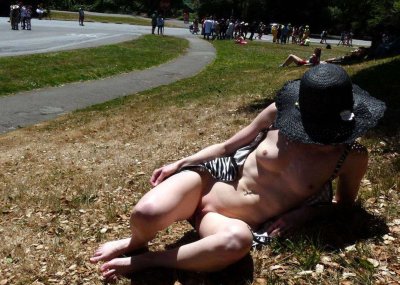 Развратная дама без одежды с головным убором