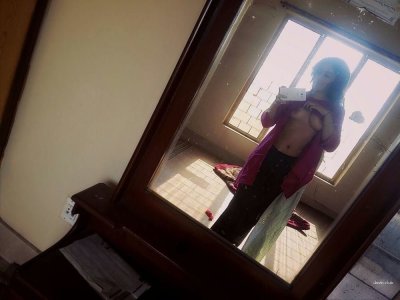 Обнаженная египтянка позирует на камеру у себя в доме