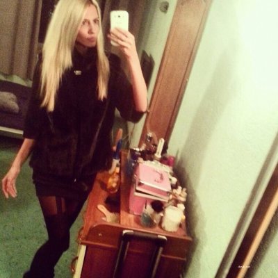 Сексапильная брюнетка демонстрирует свои прелести.