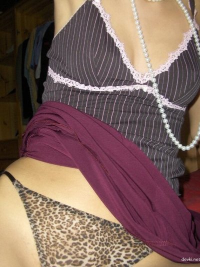 Ученица дрочит письку в одиночестве