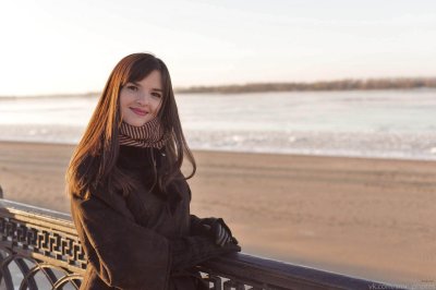 Крошка с пухленьким бюстом делает откровенные селфи без одежды