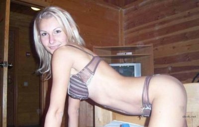 Развратная красотка устраивает оргии в загородном доме