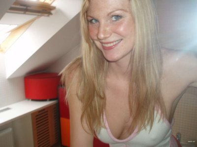 Горячая красотка с огненными волосами приглашает на интимное свидание