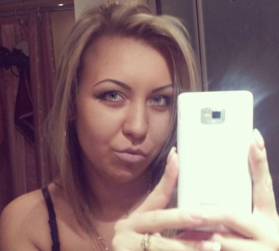 Развратная красотка демонстрирует бюст