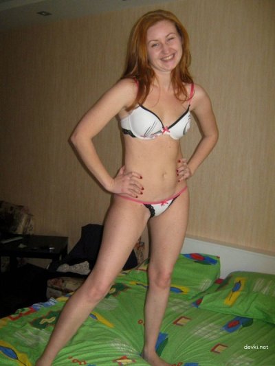 Сексуальная супруга меняет наряд после труда