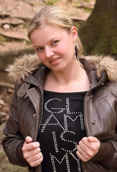 Шлюшка снимает одежду в лесу, чтобы возбудиться