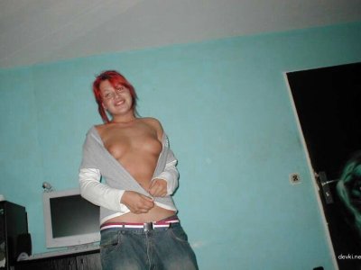 Рыжеволосая красавица с радостью делает минет парню