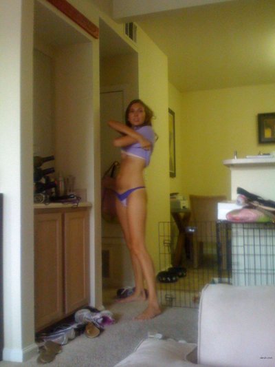 Сексуальная красотка показывает свои прелести и делает минет