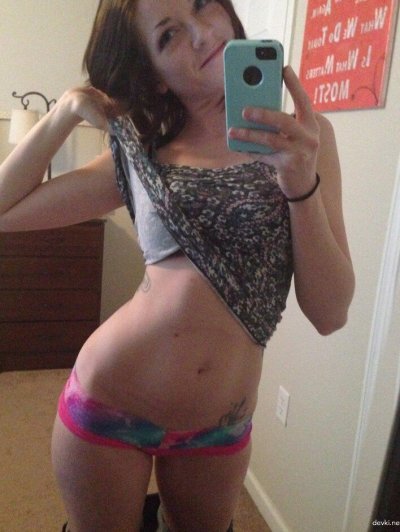 Обнажилась донельзя перед отражением