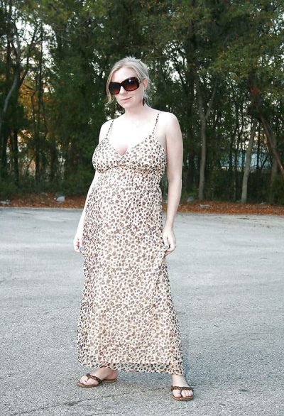 Беременная баба сняла шмотки и начала дрочить на улице