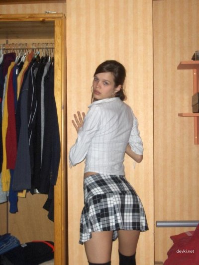 Парень снимает свою молодую подругу