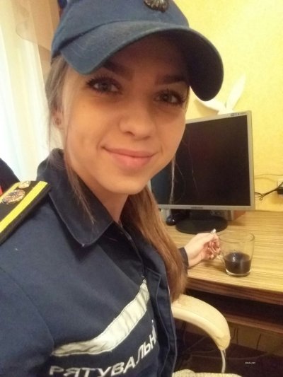 Молоденькая студентка раздевается перед камерой