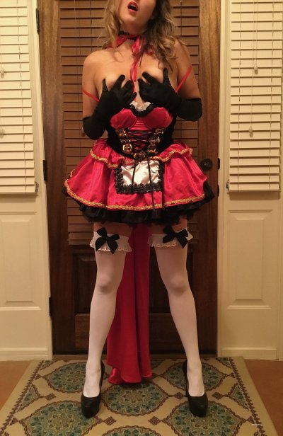 Соблазнительная блондиночка в обольстительном наряде для взрослых