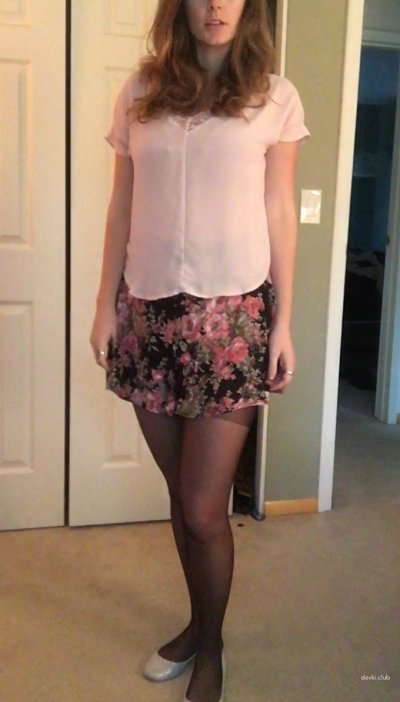 Развратная шлюха в чулках: нагая и возбуждающая!