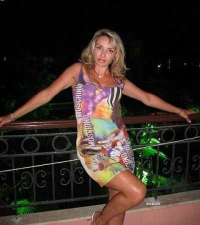 Веселая блондиночка сосет членик