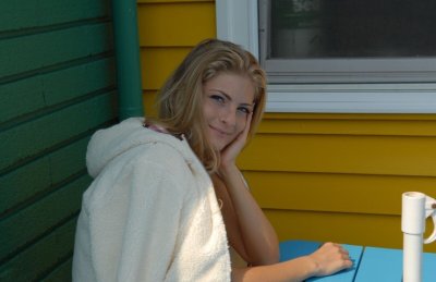 Сексуальная брюнетка показывает свои прелести на берегу океана