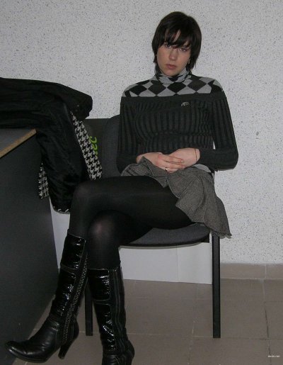 Сексуальная красотка, скрываясь, демонстрирует свои прелести между ног