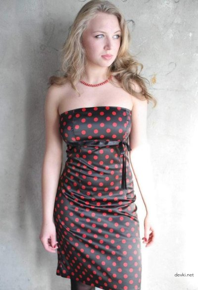 Тёлка в новом платье — фигура и ножки на селфи