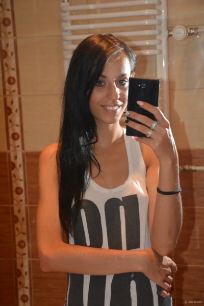 Малышка соблазняет своими небольшими грудями