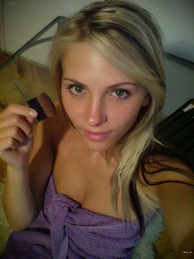 Обнаженная красотка принимает водные процедуры