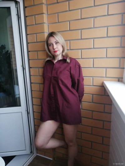 Зрелая красотка показывает свои прелести у окна