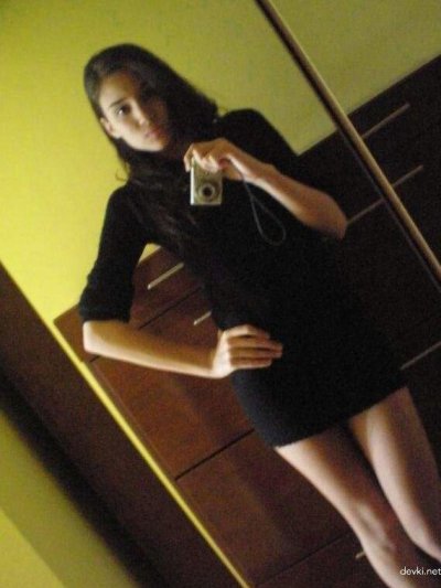 Привлекательная девушка с завораживающей внешностью и очарованием