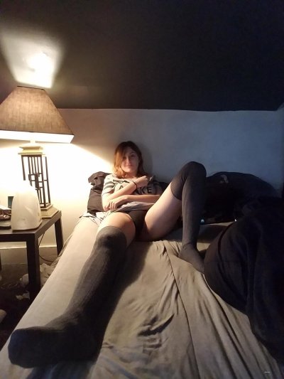 Спеша встала и показывает свое обнаженное тело