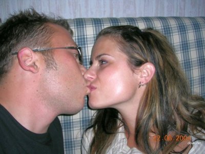 24-летняя девушка позирует на любительских фотографиях, демонстрируя свою красоту