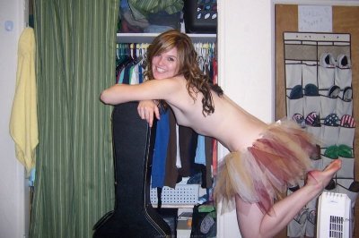 Бухая девочка демонстрирует свою пушистую киску