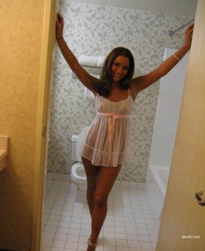 Интимные снимки горячей девушки с темными глазами