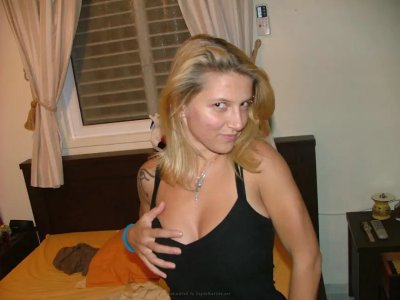 Телочка с огромными грудями сосет член и занимается сексом с парнем