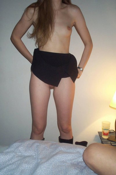 Супруга показывает свое обнаженное тело и делает оральный секс