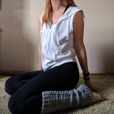 Крошка снимает одежду на ковре