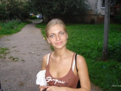 Сексуальная девушка позирует без одежды на морском берегу