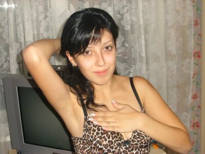 Шикарная девушка демонстрирует свою промежность перед сном