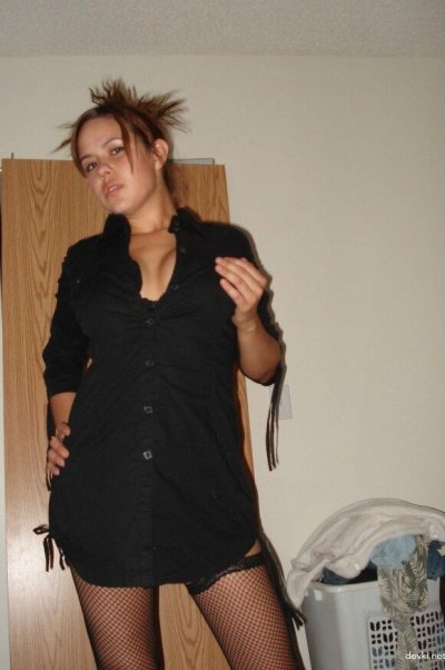 Блудница сосет хер и занимается сексом