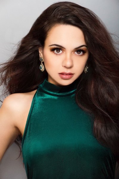 Красотка перед отражением