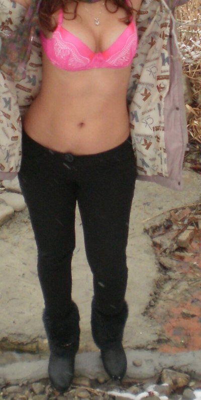 Шикарная малышка позирует обнаженной перед камерой