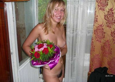 Интимные снимки дамы в домашней одежде с природной промежностью