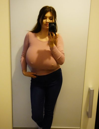 Сексуальная мамочка с черными волосами и огромной грудью фотографируется без одежды