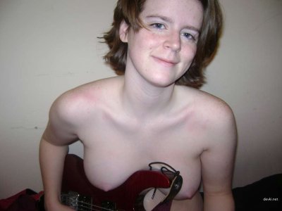 Очаровательная брюнетка с веснушками обнажается (часть 3)