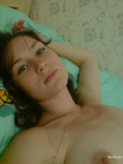 Горячая красотка делает откровенные снимки своего обнаженного тела