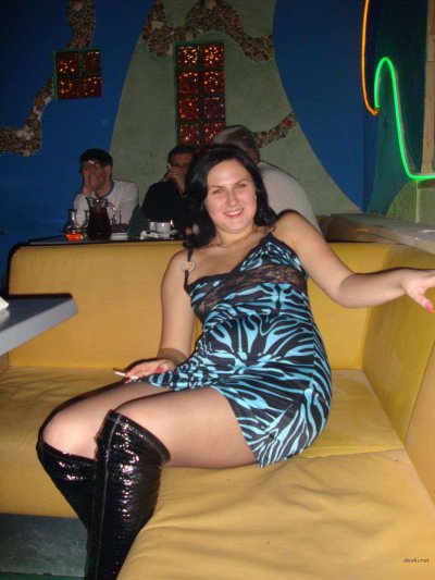 Женщина наслаждается в сауне, погружаясь в удовольствие