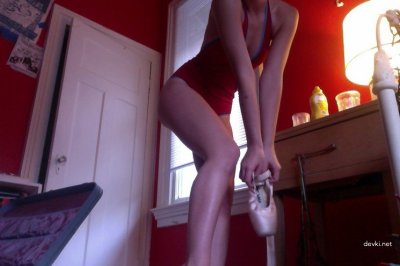 Молодая танцовщица с привлекательным спортивным телом - горячий коктейль.