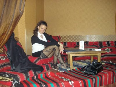 Горячая темноволосая красотка в откровенных нарядах, эротические снимки