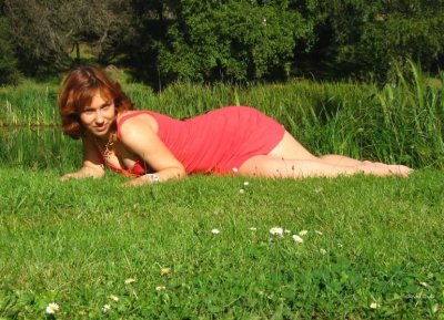 Огненная красавица демонстрирует свои прелести