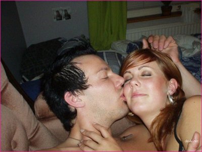 Рыжая девушка показывает свои фотографии на любительском фотосайте