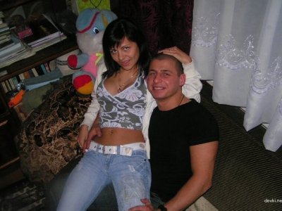 Девушка умело обрабатывает член