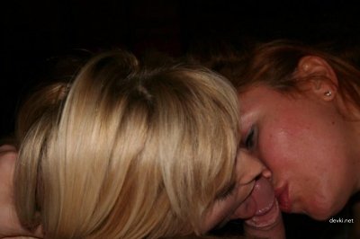 Две шалавы сосут члены