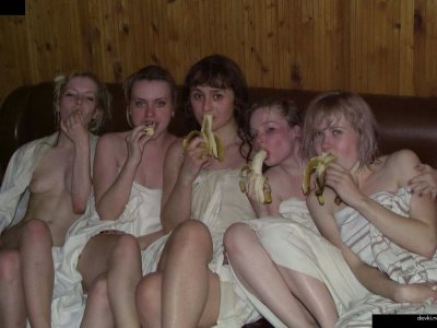 Парни с девушками расслабляются в бане на веселых встречах